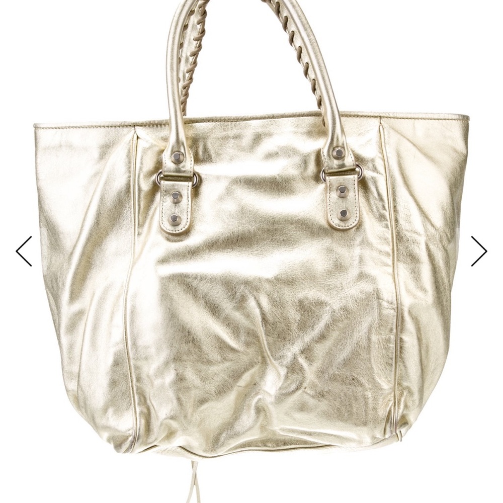 Balenciaga 
Metallic & Yellow Leather
Silver-Tone Hardware
Single Exterior Pock - Picture 2 of 3